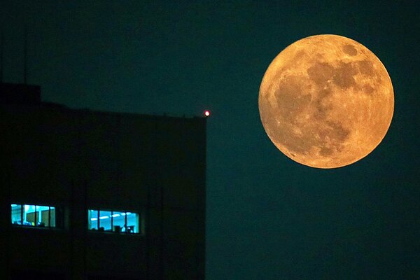 超級滿月將在下周登場,圖為之前的超級滿月。圖/聯合資料照