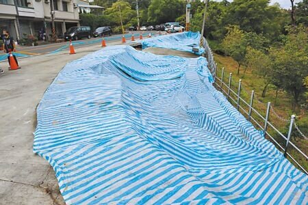寶山水庫大壩旁停車廣場崩塌,面積約有300平方米。(邱立雅攝)