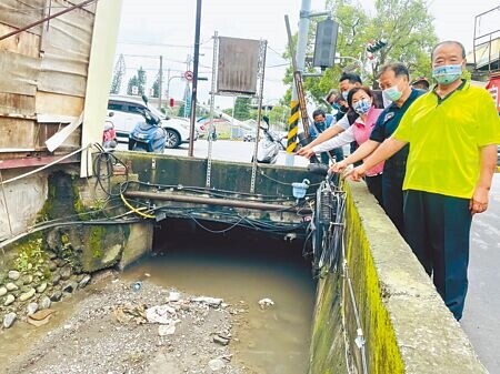 大雅區中清路周邊水溝排水不良易積水，立委楊瓊瓔10日前往會勘。（陳淑娥攝）