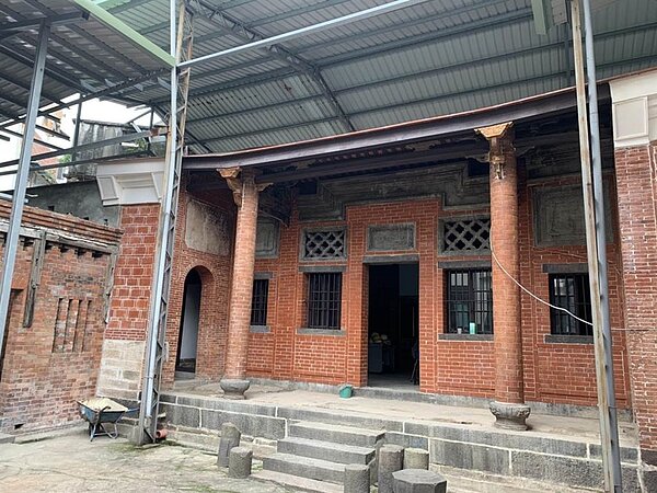 新北市定古蹟「淡水崎仔頂施家古厝」第9度招標終於標出,文化局表示,預計本月底會召開地方說明會,並在7月動工、2024年完工。圖/文化局提供