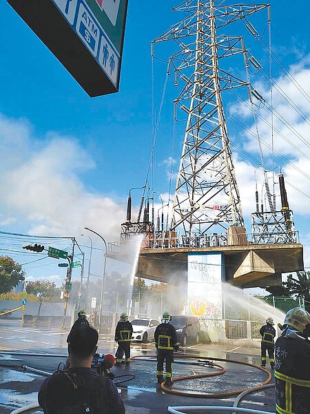 位於新北市中和區福祥路與勝利路口的高壓電塔設備老舊，近年來爆炸事故頻傳。（議員張維倩提供／李奇叡新北傳真）