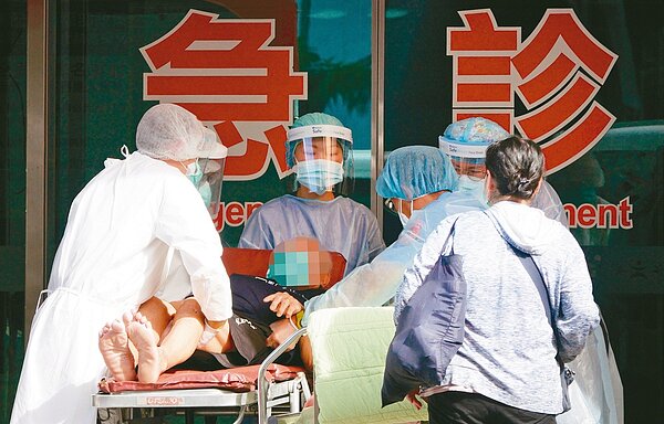 中南部疫情持續處於高原期,10日死亡213例再創新高。高雄一家醫院急診室外求診人潮依舊不斷,還有民眾被救護車送來就醫。記者劉學聖/攝影