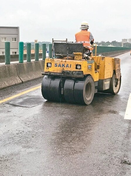 台61、台66線因大雨出現許多坑洞，公路總局第一養護工程處急派人修補。圖／一工處提供