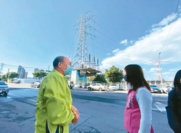 新北市中和區福祥路與勝利路口的高壓電塔去年爆炸3次，議員張維倩要求台電盡速遷移。圖／張維倩提供