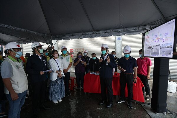 陳其邁會同立委邱議瑩及在地議員視察位於中山路施工路段。圖/高雄市政府提供