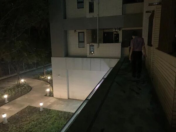 小彎社宅2樓平台雖非供民眾使用,但若有清潔、維修人員在此,仍可以直通其他住戶陽台,安全和隱私引發疑慮。圖/北市議員陳怡君提供