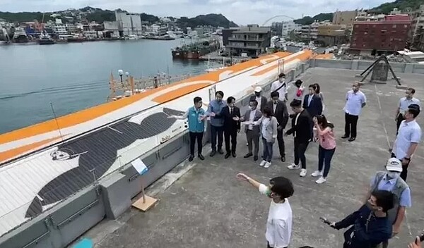 誰家的屋頂有隻大透抽?賴清德參觀城博會大驚奇。記者游明煌/翻攝