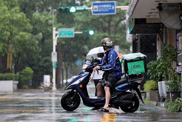 中央氣象局預估今日鋒面將影響台灣，中部以北地區有局部大雨發生的機率。圖／聯合報資料照片
