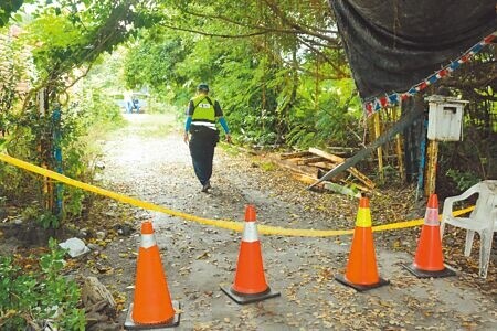 命案現場在新城秀林村民有部落海堤附近,相當偏僻,警方封鎖現場。(王志偉攝)