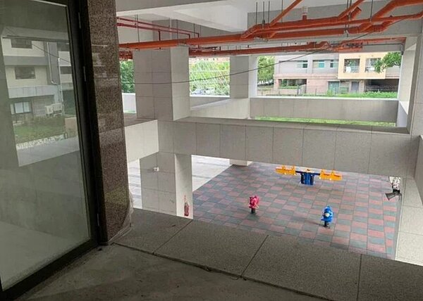 小灣社宅2樓平台雖非供民眾使用,沒有設女兒牆,容易發生意外。圖/北市議員陳怡君提供