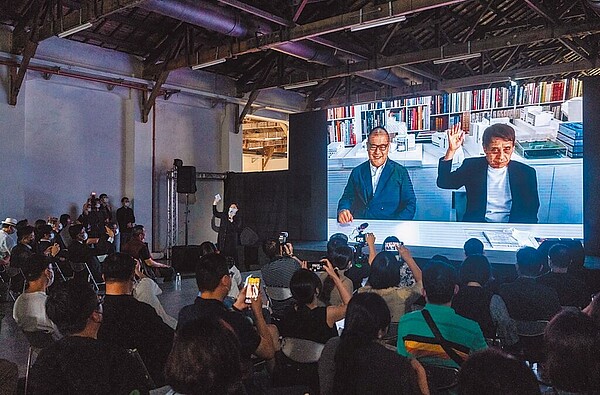 安藤忠雄 (右)透過越洋連線,向台灣觀眾分享創作心得。圖/忠泰美術館提供