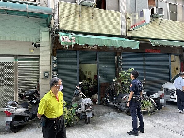 高雄市新興區發生女弒父自殺案，警方到場處理。圖／記者林保光翻攝
