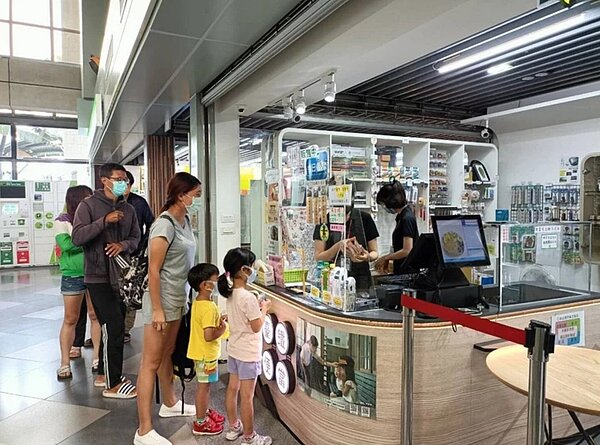 今年鐵路節,台鐵局推出台鐵便當造型立體一卡通商品,在線上、實體店面同時販售,引發民眾搶購,總計銷出7680個。圖/台鐵提供