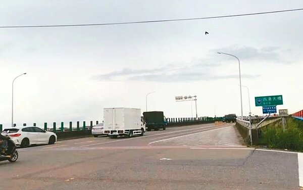 省道台19線及西港大橋往來南科車流量大,經常塞車成為地方夢魘。圖/立委郭國文服務處提供