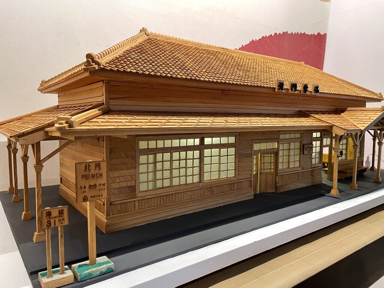 森林走走吧負責人李淑玲等5人在老師陳振龍指導下,用台灣檜木舊料,各自打造1座北門車站模型。記者林伯驊/攝影