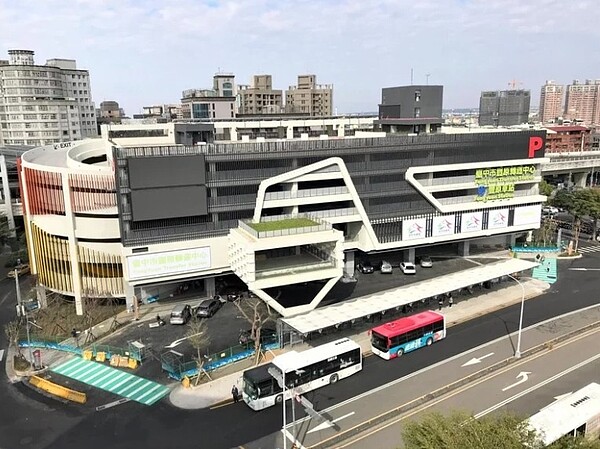 「豐原轉運中心」預計今年暑假啟用,提供296席汽車、849席機車停車空間,啟用後超過千格停車空間對外開放,紓解豐原火車站周邊停車狀況。圖/台中市交通局提供