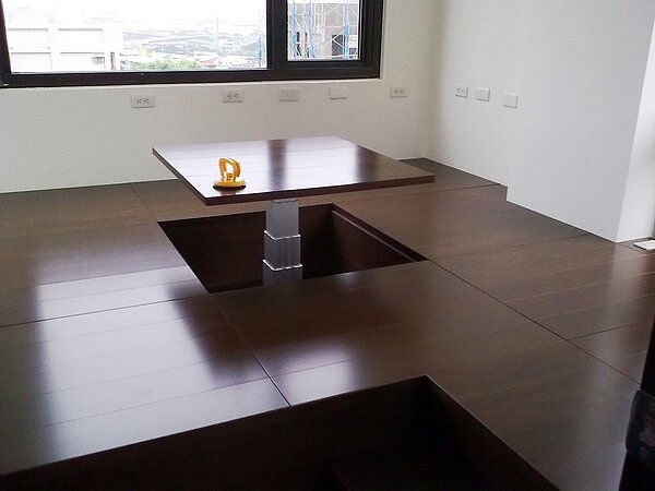 一票網友嫌棄電動升降桌。圖／擷取自PTT