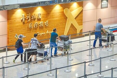 
美國宣布台灣12日12時後起飛班機的赴美旅客，不須再出示搭機前1日陰性篩檢報告，不過，旅客仍須出示2劑新冠疫苗完整接種證明。圖為桃園機場入境旅客。（陳麒全攝）
