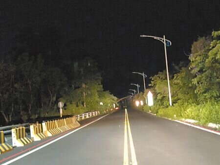 台東市光明社區防汛道路路燈零件遭竊，民眾投訴路燈不亮已1周，除嚴重影響用路人及散步民眾安全，更憂心治安問題。（蔡旻妤攝）