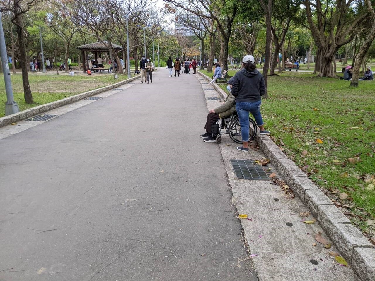 家庭看護工鬧短缺，不少人開始挑雇主，求職更載明「只陪獨居長輩」等要求。（示意圖，非指涉照片當事人）。記者周彥妤／攝影【作者：周彥妤，日期：2022-05-01，數位典藏序號：20220430141456248】 