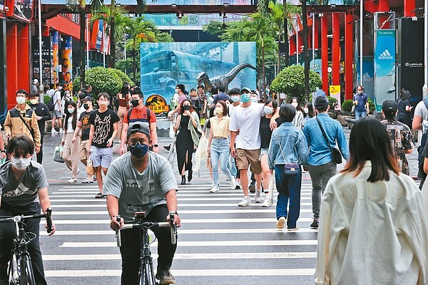 疫情北降南升，台北市昨新增個案僅剩三三三一例，排名全國第七，信義區商圈湧現少見的逛街人潮。記者許正宏／攝影 