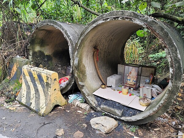 南投埔里台14線觀音3號隧道口旁「涵管土地公」，地方民眾雖覺得奇特，但也心酸祂遭丟棄落難於此。圖／讀者提供