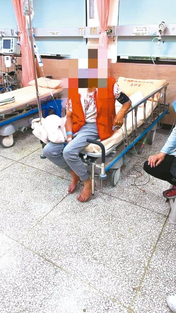 新竹縣竹東鎮12日凌晨驚傳二名強盜入室搶劫，不僅搜刮財物，更狠心痛毆八十歲年邁劉姓屋主，還將滿身血的老人家鎖在廁所。圖／記者巫鴻瑋翻攝
