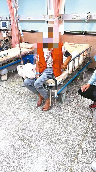 新竹縣竹東鎮12日凌晨驚傳二名強盜入室搶劫，不僅搜刮財物，更狠心痛毆八十歲年邁劉姓屋主，還將滿身血的老人家鎖在廁所。圖／記者巫鴻瑋翻攝
