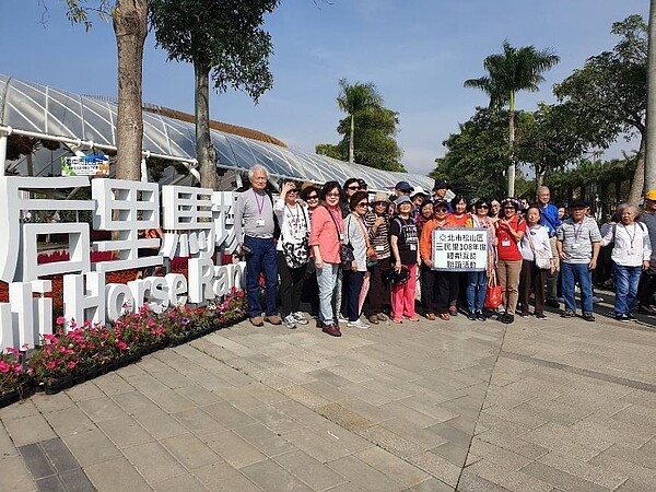 三民里舉辦至台中花博的睦鄰活動。圖／取自謝翠鈴臉書
