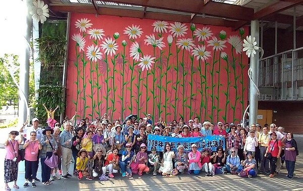 三民里里民參加長青樂活遊台北的活動。圖／取自謝翠鈴臉書
