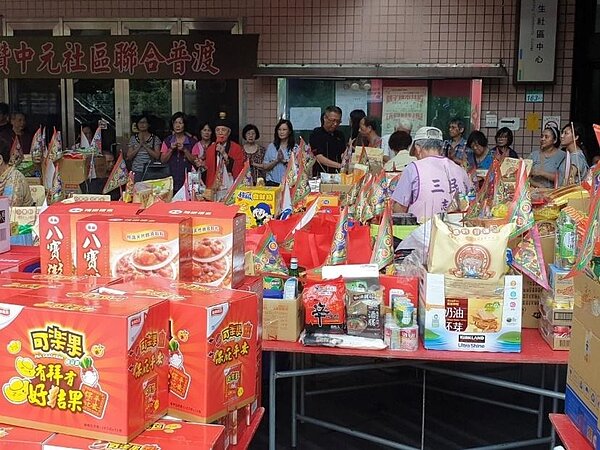 在中元節時，三民里會舉辦團拜，里民一起祈求平安。圖／取自謝翠鈴臉書
