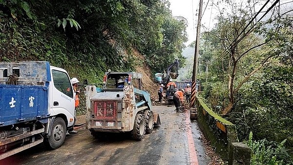 颱風天後的路面修復。圖片由張佳南里長提供
