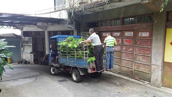 災後清除地面落石、樹枝。圖片由張佳南里長提供
