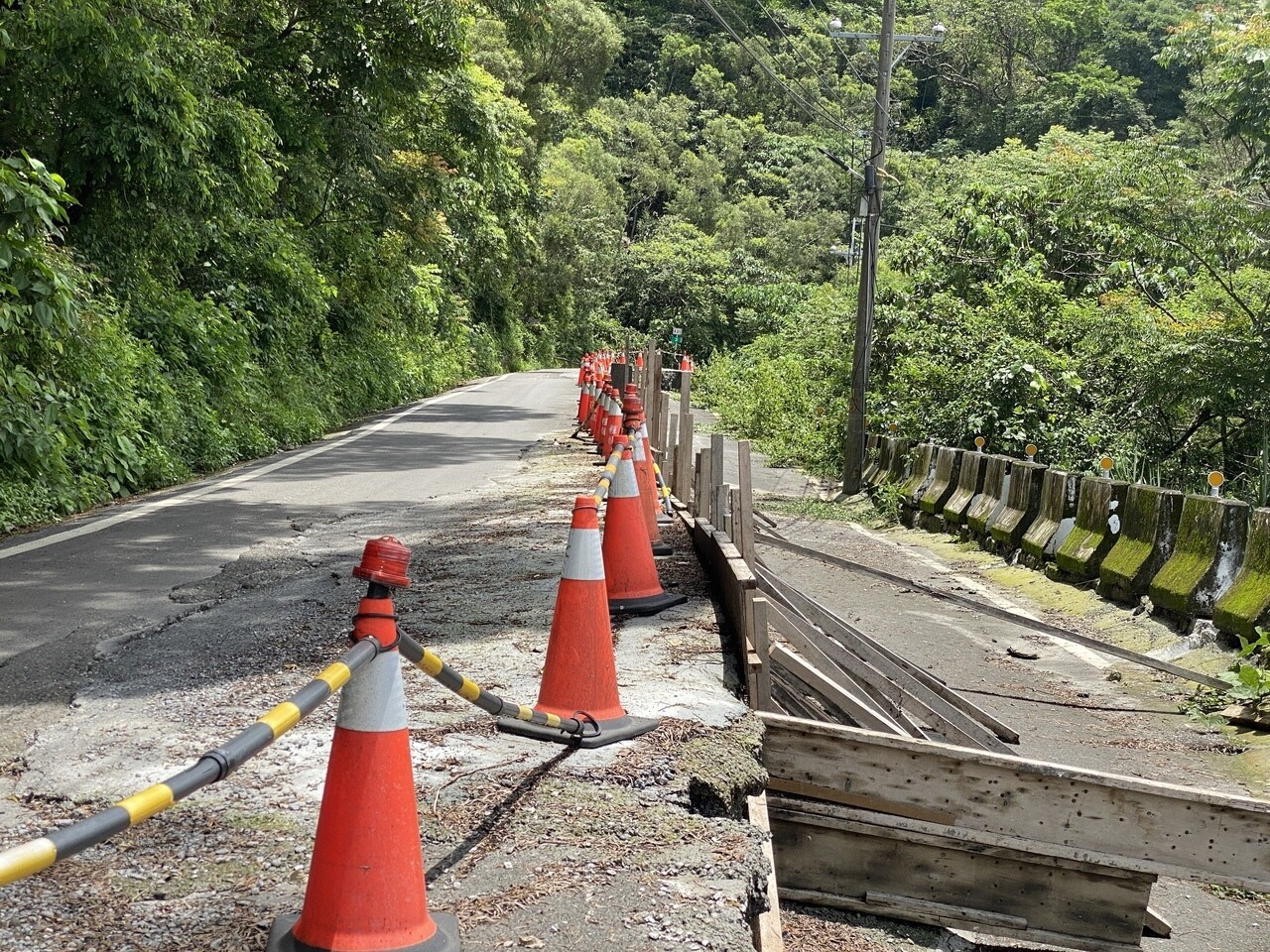 屏東縣三地門鄉屏31線通往德文村對外唯一道路，去年八月大雨至今，邊坡塌陷逾1米，災修工程流標7次。記者劉星君／攝影 