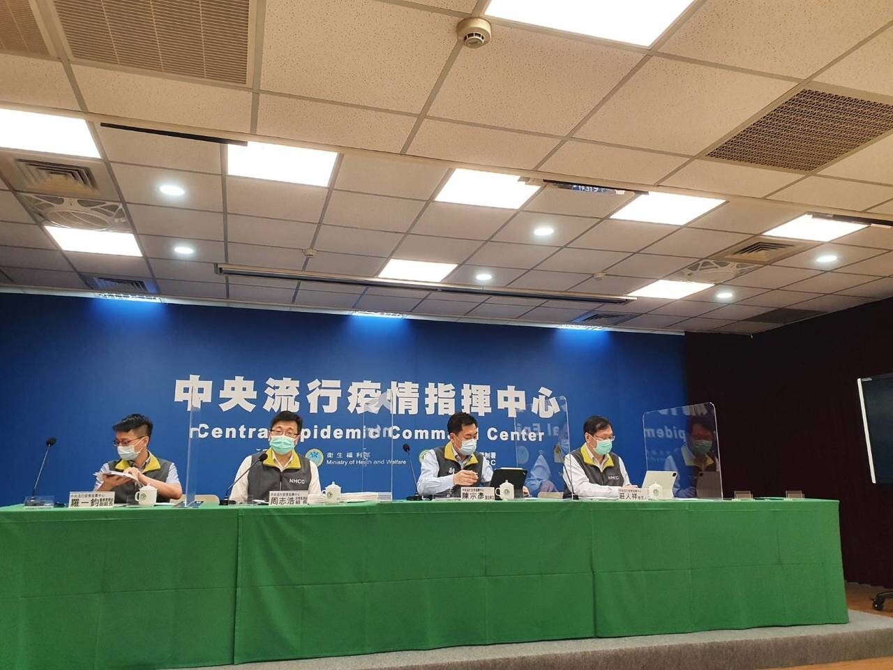 記者會出席名單由左到右指揮中心醫療應變組副組長羅一鈞、疫情監測組組長周志浩、副指揮官陳宗彥、發言人莊人祥。記者楊雅棠/攝影