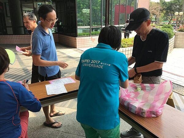 三民里以回收物換取一些生活必需品的方式，讓里民有更多參與資源回收的動力。圖／取自謝翠鈴臉書