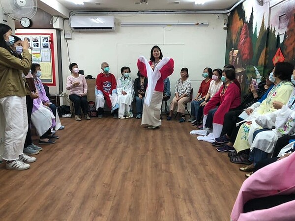 忠順里獨特的歌仔戲體驗課程。圖片擷取自忠順里Facebook
