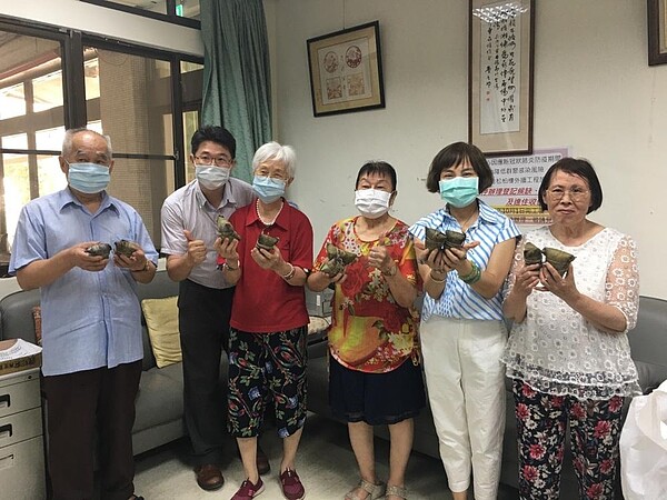 端午節發送粽子給長者。圖片由曾寧旖里長提供
