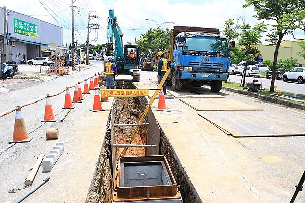 台中市啟動潭子區及大雅區雅潭路二、三段路平及人行道改善工程。圖/台中市政府提供