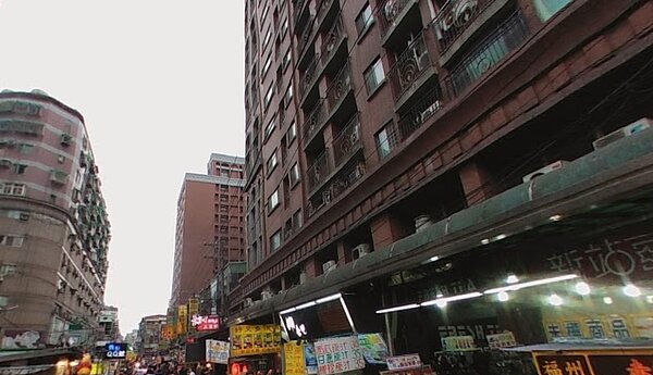 南雅夜市位於舊火車站以南,是許多人的鄉愁與最愛,南雅生活圈的房價相較附近來說稍具優勢,除了夜市之外,周遭還有電影院、KTV、誠品書店,可滿足年輕人的休閒娛樂,生活機能可說是十分發達。圖/翻攝自Google maps