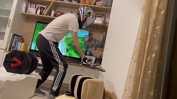 陳男在家遇到天敵蟑螂,因家人外出,自己戴墨鏡和安全帽,以拖鞋殺蟑,因蟑螂四處飛躲,讓他嚇到發文求救。圖/陳姓男子提供