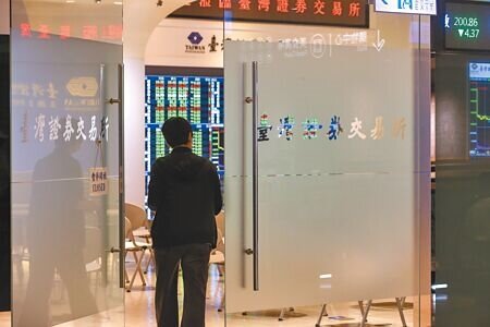 昨日台股在電金傳產全面下挫壓力下,終場下跌389點,收在1萬6070點。圖為昨日台灣證券交易所門口貼著「暫停開放」告示牌,工作人員在門口做清消。(鄧博仁攝)