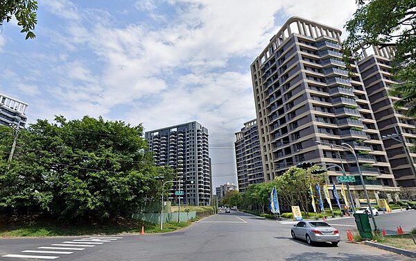 高雄左營桃子園路區域有不少新建案出現,有一個新成屋海景宅喊出單坪4字頭價碼,在地資深房仲透露直呼真的誇張。圖/google map