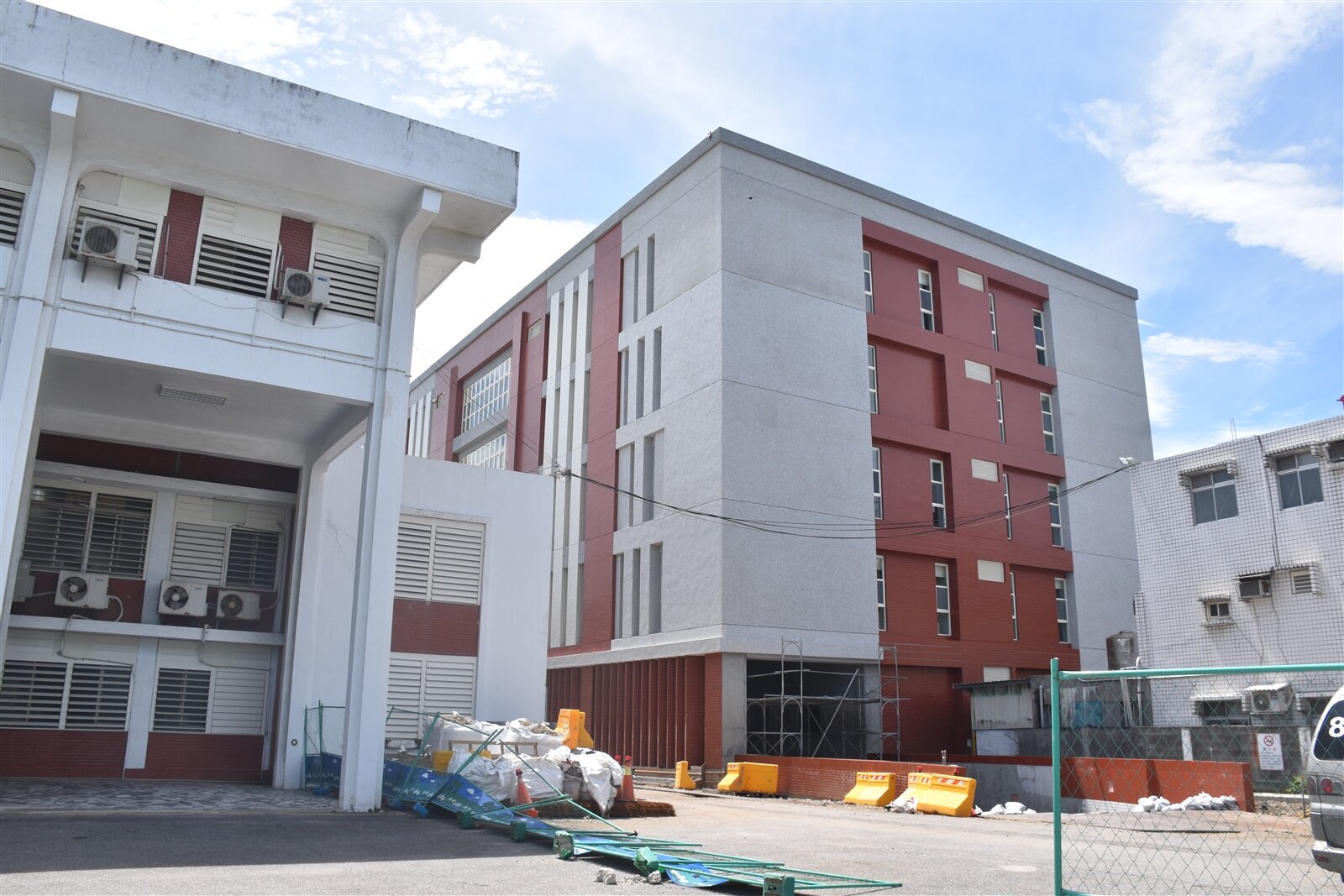 有竊賊闖入花蓮縣警局旁的警勤科技大樓偷電纜,讓警方顏面盡失。記者王思慧/攝影