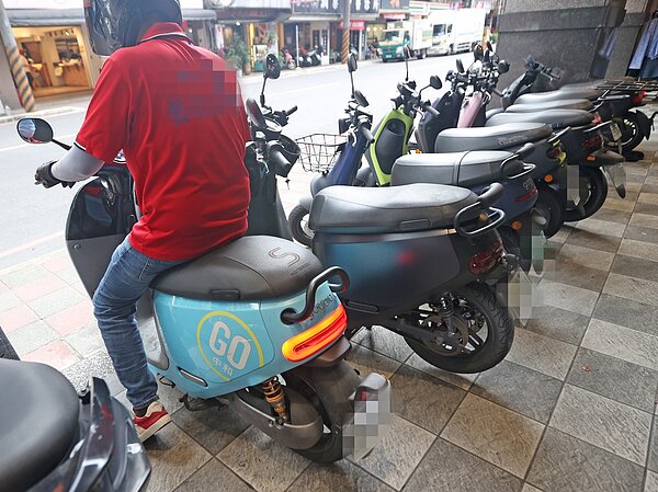 鼓勵民眾淘汰老舊機車並換購電動機車，環保署將給予消費者可買賣的減碳憑證。記者陳正興／攝影 