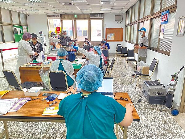 糖尿病學會呼籲尚未施打疫苗之民眾，在身體狀況穩定下，盡速安排施打，若有身體狀況不穩定或有疑慮可與醫療團隊討論疫苗施打相關問題。圖／糖尿病學會提供