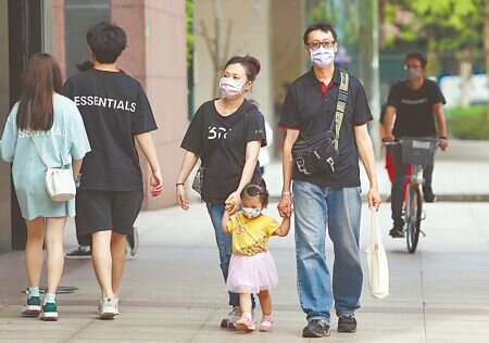 
衛福部調整5到11歲兒童2劑疫苗間隔，縮短為4到8周。圖為台灣13日的疫情趨緩，冷清的台北市信義商圈也開始逐漸活絡，逛街購物的民眾明顯增加了不少。（季志翔攝）
