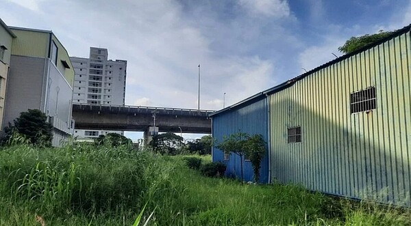 高雄市仁武區赤山里鄰近國道十號,因國道旁沒有隔音牆,居民飽受噪音之苦。記者陳玫伶/攝影