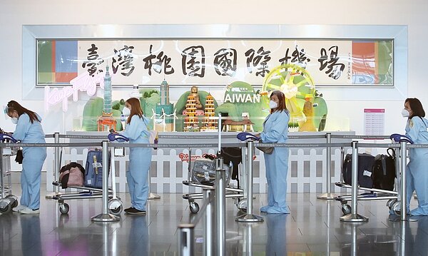 Omicron變異株入侵，專家估年底可能再爆一波疫情。（范揚光攝）