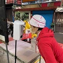 日新里舉辦活動時，會提醒參與的里民記得量體溫、用酒精消毒，完善實踐防疫工作。圖／取自吳信坪粉絲團臉書